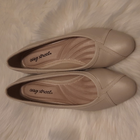 Ladies Easy Street Nude Pumps Size 8 - Picture 2 of 8